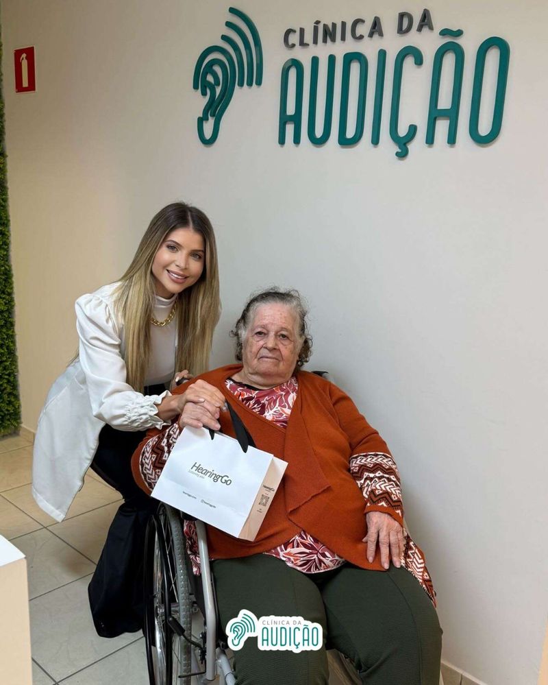 Paciente da Clínica da Audição em momento de entrega