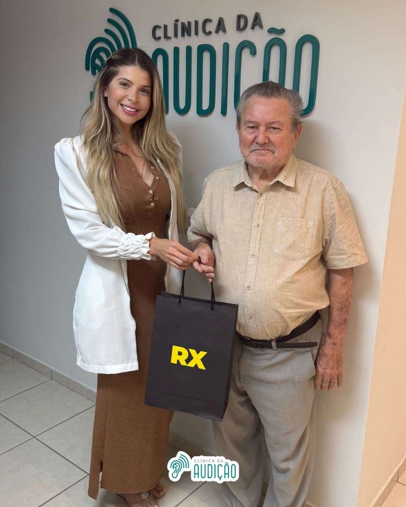 Paciente sorridente na Clínica da Audição Umuarama