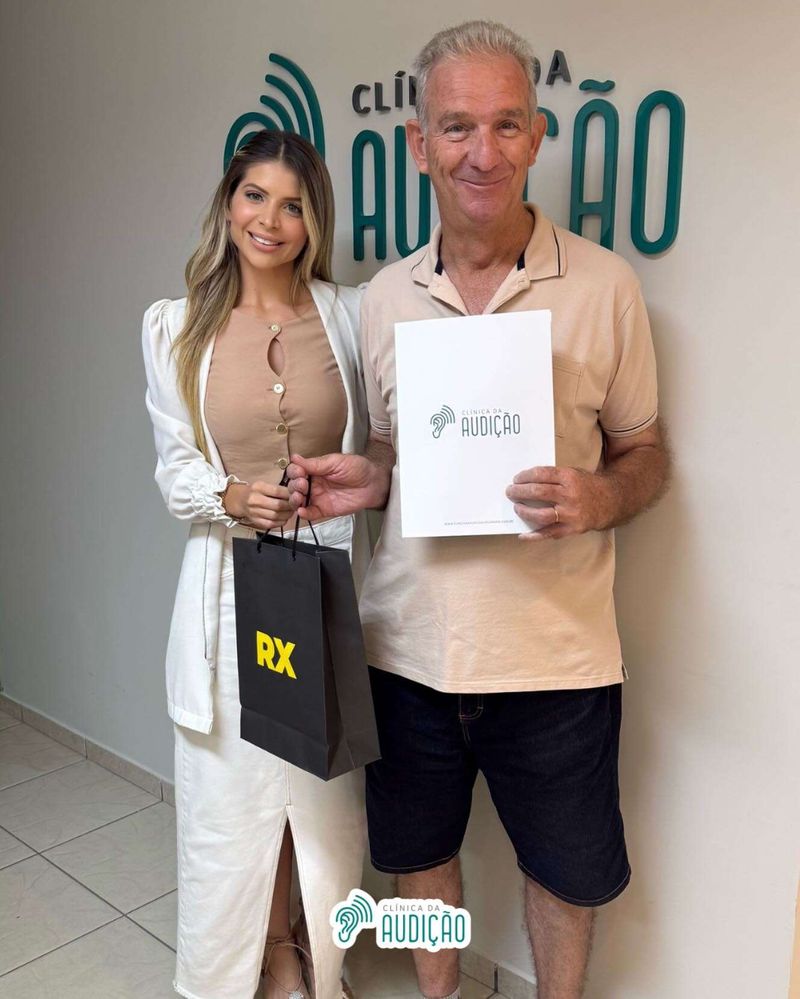 Paciente com a equipe da Clínica da Audição